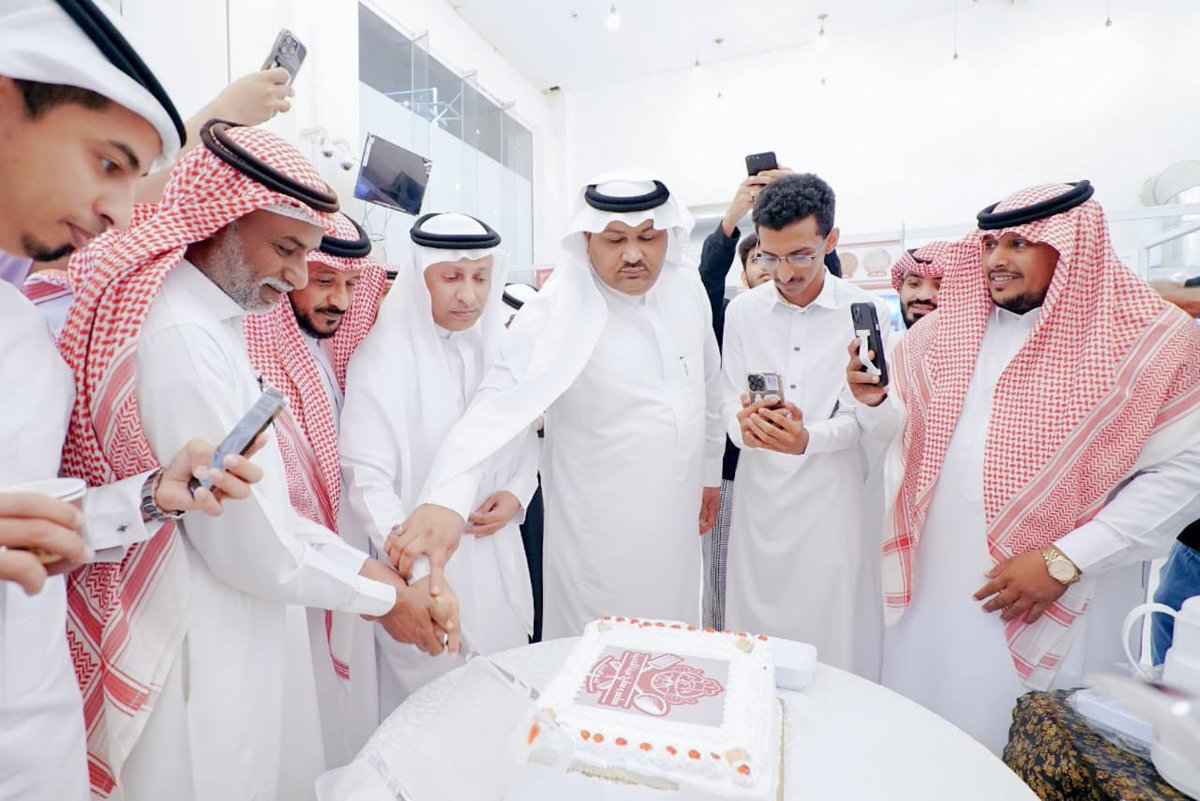 Snrysy1H's tweet photo. @#CSC_SA  @JAZANCCI افتتح نائب رئيس غرفة جازان  الأستاذ أحمد السهلي الفرع الثاني لسلسة  مطاعم ومطابخ فيفا "فرع ابوعريش " بحضور عضوي مجلس الإدارة أ /حسن عريشي وأ /مشرقي ، وبارك السهلي لمالك سلسلة مطاعم ومطابخ فيفا ، وأكد الدعم للمشاريع في منطقة جازان https://t.co/bMXvHaU4oR
