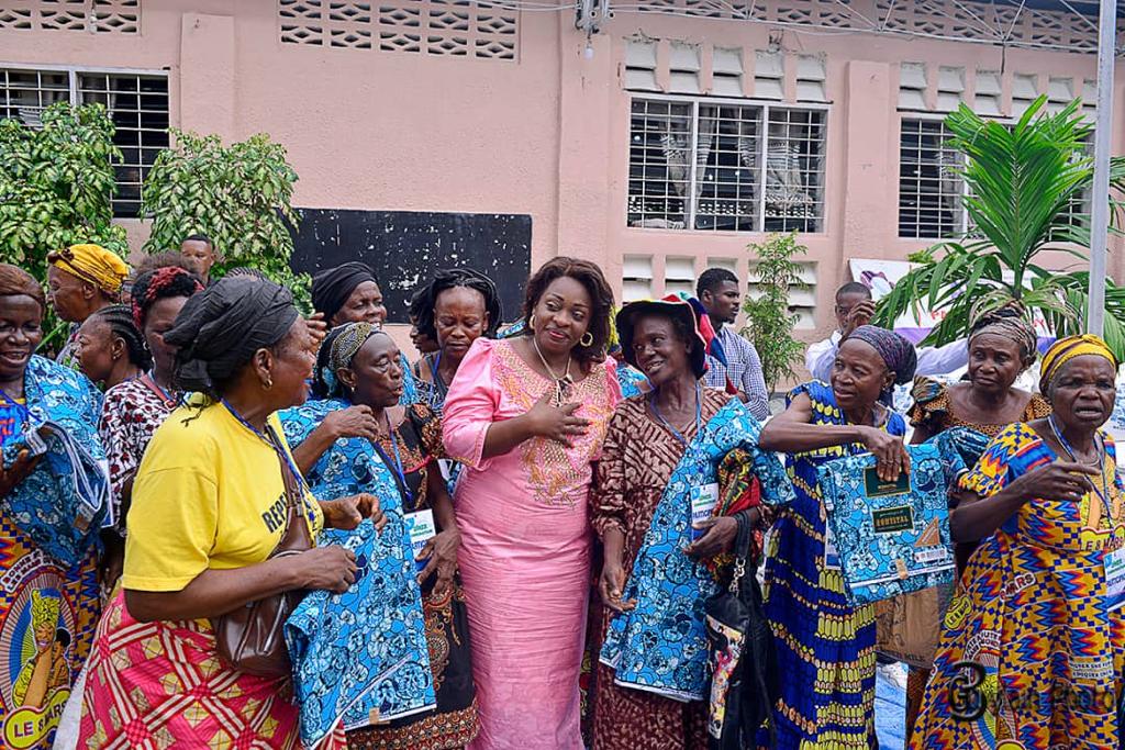fcSMasumbuko's tweet photo. 🇨🇩🧨Chers compatriotes,
Nouvel An, nouvel élan !
Que cette année nouvelle exauce tous vos rêves et vous apporte le bonheur jour après jour !
Du fond du cœur, je vous souhaite 365 jours de santé, de prospérité et de douceur pour vous et pour tous ceux qui vous sont chers! https://t.co/fTxw4pK9BK