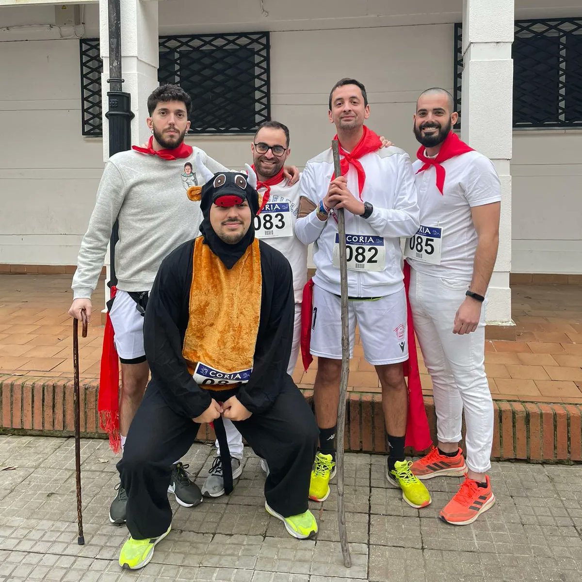 RBarriga2's tweet photo. Espectáculo lo que quieras, lo de correr para otros 😂🐂🏃 #SanSilvestre2022 https://t.co/UWgzSfIRPW