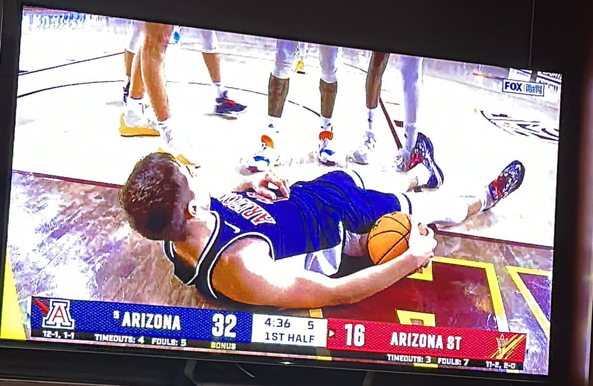 SportsCrazee's tweet photo. Am I the only person seeing all these stare downs by the Sun Devils?? Especially after a foul and Zu is on the ground? #asuvsua #uavsasu @ArizonaMBB https://t.co/C0t4zRwm0n