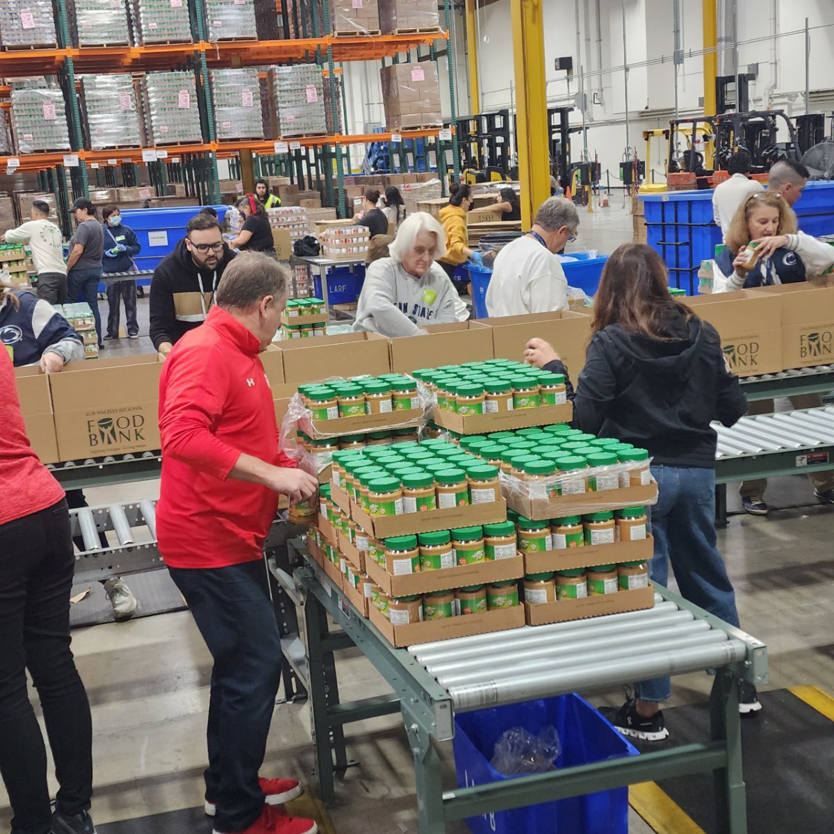 Working the peanut butter line with @uutah @utahalumni @BennionCenter and @penn_state volunteers at the @LAFoodBank looking back on 2022 with gratitude and forward to 2023 🌹@rosebowlgame service project. #RoseBowl2023 #GoUtes #GoUtah #UnwaveringBelief