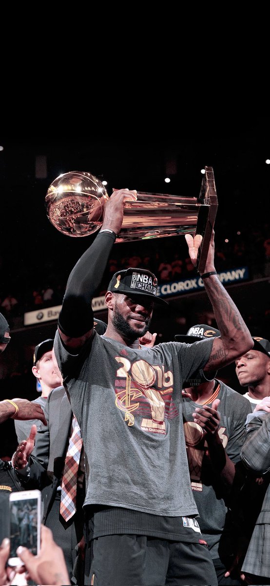 Hi <a href="/KingJames/">LeBron James</a>, for this end of the year could you wish us a Happy New Year for all the french fans? Long live the king 👑🐐