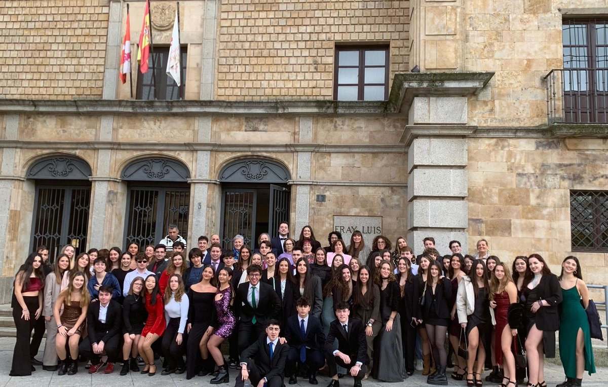 cmfrayluisusal's tweet photo. ¡Desde el Colegio Mayor Fray Luis de León os deseamos un muy Feliz Año Nuevo y que se cumplan todos vuestros deseos para el 2023! ❤️🦁 https://t.co/Daiq3k4gLA