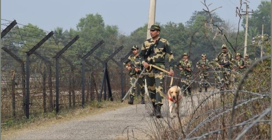 BSF_Rajasthan's tweet photo. 🄿🄸🄲🅃🅄🅁🄴 🅂🄿🄴🄰🄺🅂 🅃🄷🄾🅄🅂🄰🄽🄳 🅆🄾🅁🄳🅂
🇮🇳 🇮🇳
#BSF
#FirstLineofDefence
#BorderGuarding https://t.co/82hzLYu9m9
