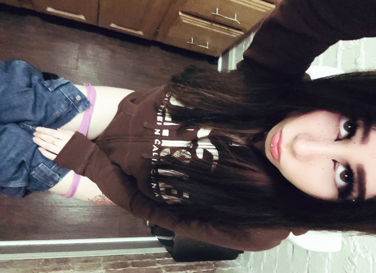 Spoon🥄 on Twitter: "@kiwithesmol That looks like a very narrow bathroom