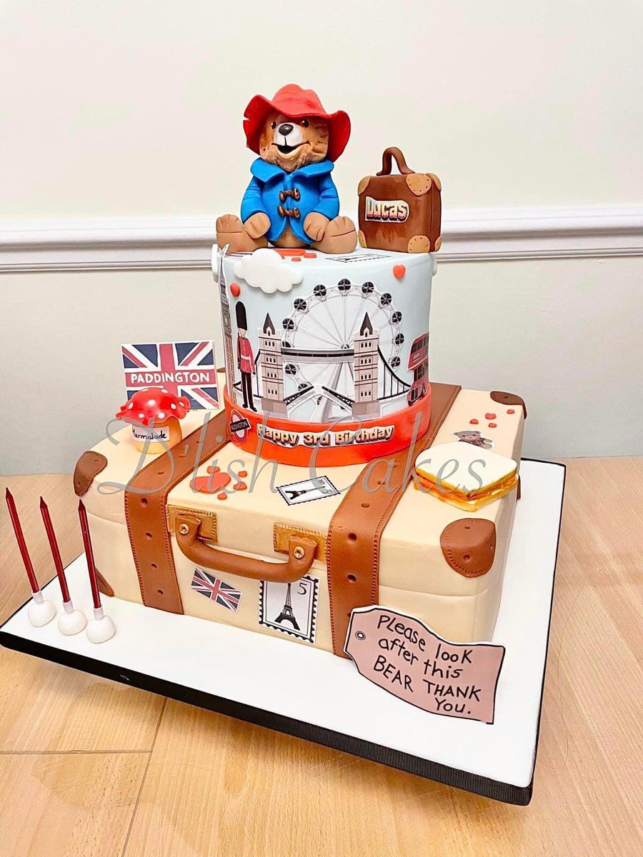 London scene, Suitcase Paddington bear birthday CAKE. #HappyNewYear2023 #HappyNewYear #cakedecorating #cakes #HAPPYBIRTHDAY <a href="/CakeBossBuddy/">Buddy Valastro</a> <a href="/CakeandBakeShow/">The Cake & Bake Show</a> <a href="/letstweetcakes/">Let's Tweet Cakes!</a> <a href="/CakeDecorateCo/">TheCakeDecoratingCo</a> <a href="/paddingtonbear/">Paddington</a>