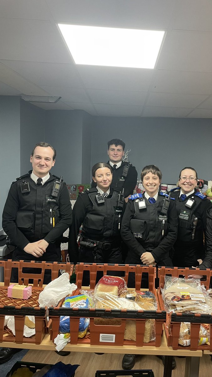 TheDrive_L14's tweet photo. Well that’s a wrap! Thank you to the wonderful team @slzfw21 we had 98 people through our door tonight saving food from going to waste. Thanks @MerseyPolice for supporting us as always. Happy new year everyone 💜 https://t.co/unqlFWM14W