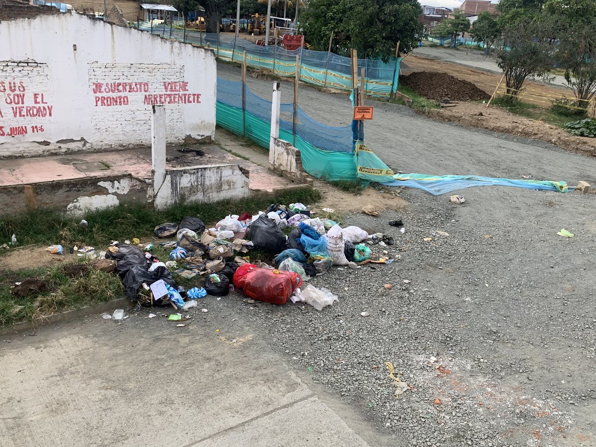 Amandis07's tweet photo. @Veolia_AseoCali 3 días sin pasar el carro recolector, esta mañana paso un camión y llegó hasta una esquina y no recogió la siguiente. Los Recicladores y los perros están haciendo de las suyas. Pésimo servicio. https://t.co/MpcxBvZB4y