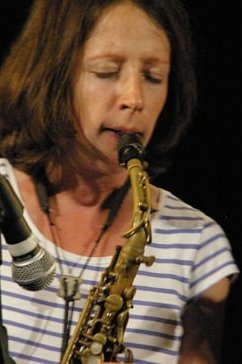 newjazzword's tweet photo. 10 #bagatelles by #altosaxist  #AnnaKaluza (pic:#SOConnor) + #JanRoder #bass on #AmFrankfurterTor demonstrates #inthemoment cohesion + instrumental #blending w. logical #expression or dissonant #asides Review: https://t.co/o7wkjdaRDn
#Germany #freejazz #freemusic #improvjazz https://t.co/lAiCWtvM0U