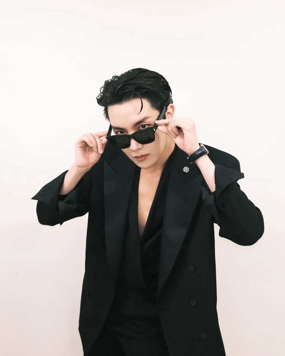 Shinemichm's tweet photo. — TODO LO QUE DEBES SABER DEL MEGA EVENTO DONDE SE PRESENTARÁ #JHOPE

El tan esperado día llego, el New Year's Rockin Eve, en donde j-hope se presentará con las canciones Equal Sign (=), Chicken Noodle Soup y Buter (Holiday Remix)".

Horarios + Links [+] https://t.co/80ur9XX6WI