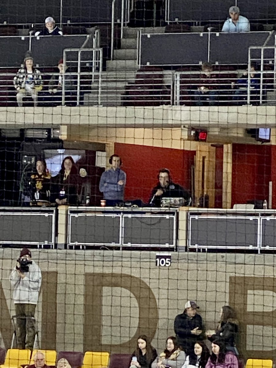 Since Donna C isn’t here, I’m stepping in for the Bruce photo! Hi Bruce! <a href="/runwiththedogs/">F. Salt Fitzgerald</a> <a href="/Biddco/">Biddco</a> @BruceCiskie Go Dogs!