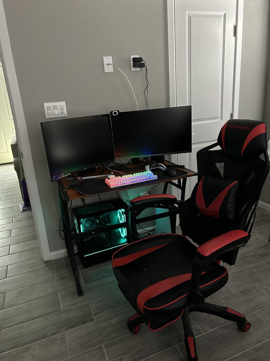 GlowLikeNeoN_'s tweet photo. Finally Hooked Up my Gaming Set up!
Time to get back on that grind!
#LevelUp2k23 https://t.co/1XLzswrQIp