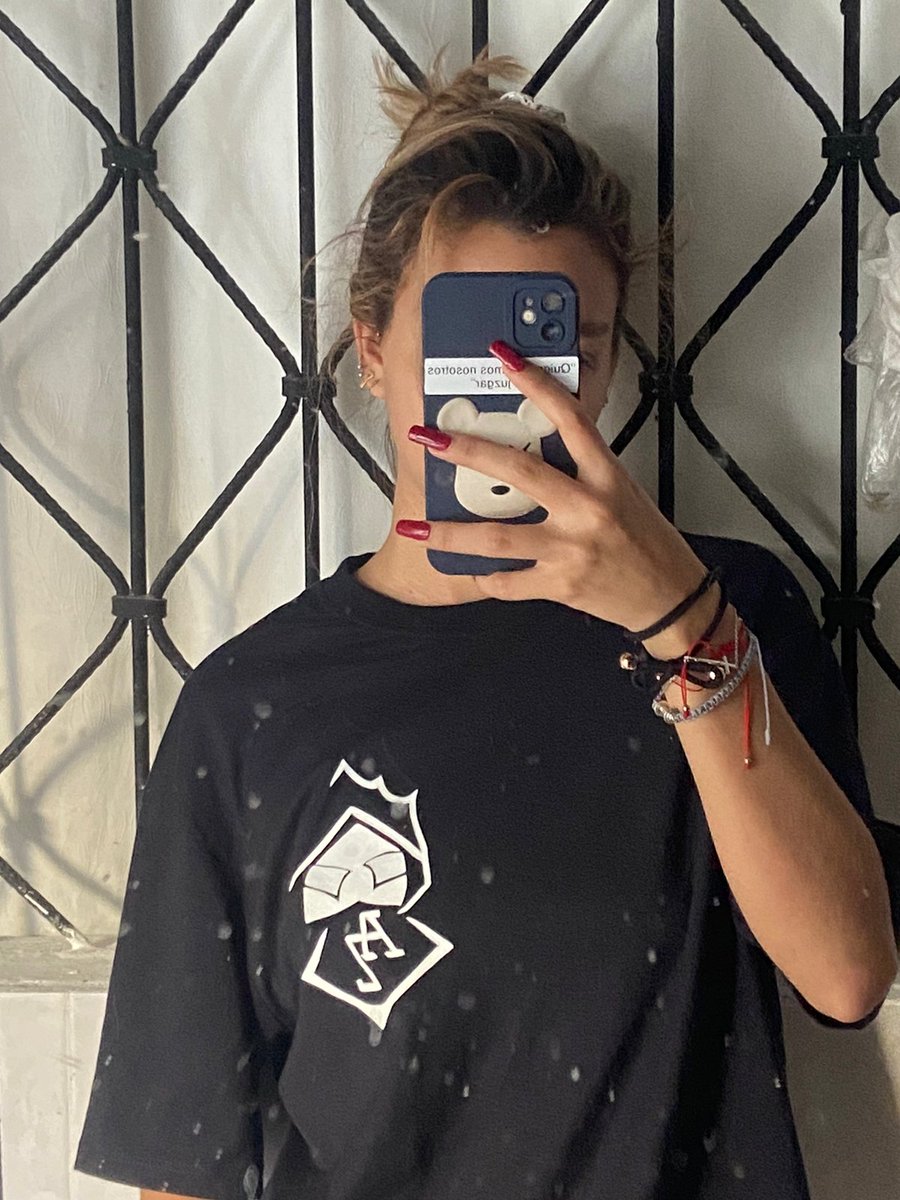 Manuel17803044's tweet photo. Mis gustos y los de mi novia son totalmente opuestos, pero aún así  el  regalo que ella me dió de navidad  fue una camiseta de @AlcolirykoZ hecha por ella misma. 
No se conformen con alguien que no haría algo así por ustedes. https://t.co/tkQgcQbwSu