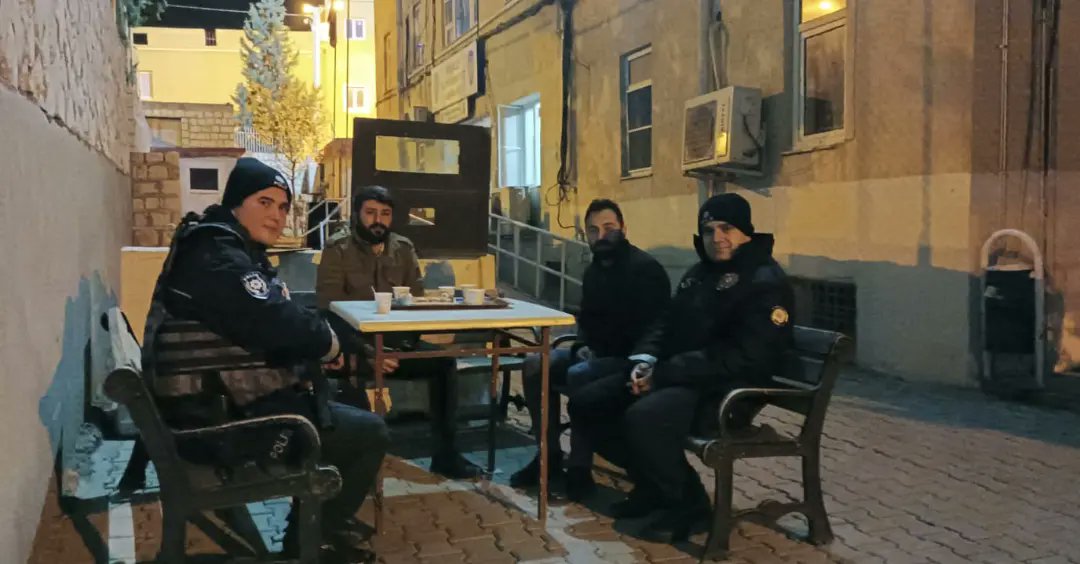 yesilliakgenc's tweet photo. 2022 yılının son saatlerinde görevleri başında olan polis memurlarımızı Emniyet merkezinde ve nöbetçi eczane de görevini yapan arkadaşımız ziyaret ettik.Görevli arkadaşlarımızla sohbet edip onlara baklava ikram ettik 2023 yılının sağlık ve mutluluk getirmesi temenni ettik. https://t.co/mEHb2EueVi