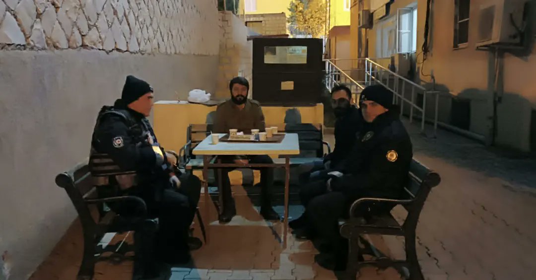 yesilliakgenc's tweet photo. 2022 yılının son saatlerinde görevleri başında olan polis memurlarımızı Emniyet merkezinde ve nöbetçi eczane de görevini yapan arkadaşımız ziyaret ettik.Görevli arkadaşlarımızla sohbet edip onlara baklava ikram ettik 2023 yılının sağlık ve mutluluk getirmesi temenni ettik. https://t.co/mEHb2EueVi