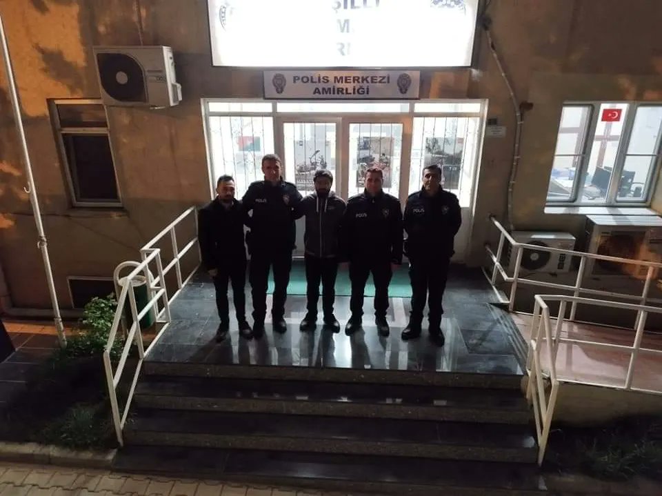 yesilliakgenc's tweet photo. 2022 yılının son saatlerinde görevleri başında olan polis memurlarımızı Emniyet merkezinde ve nöbetçi eczane de görevini yapan arkadaşımız ziyaret ettik.Görevli arkadaşlarımızla sohbet edip onlara baklava ikram ettik 2023 yılının sağlık ve mutluluk getirmesi temenni ettik. https://t.co/mEHb2EueVi