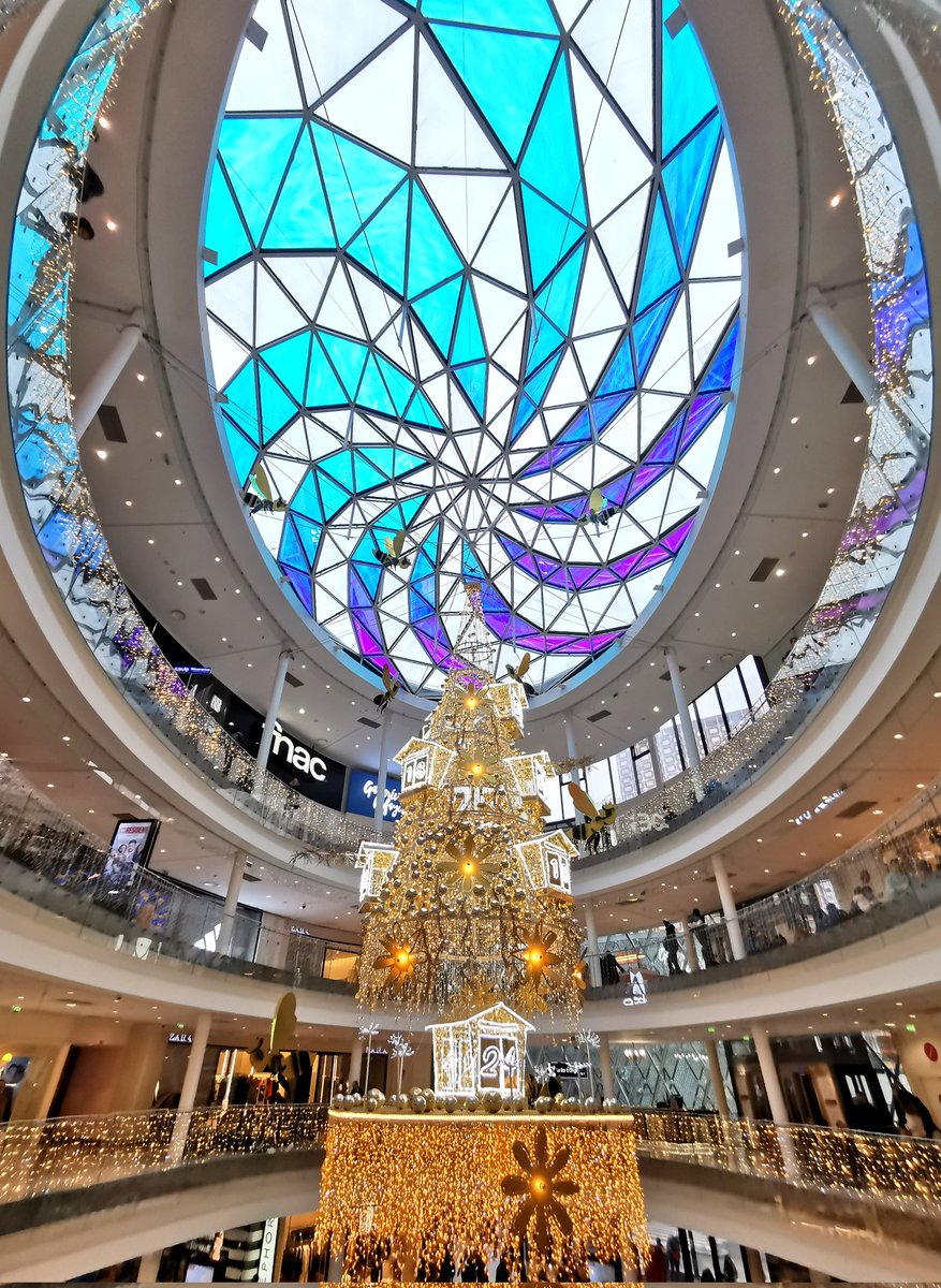 FrdricCostes's tweet photo. Les couleurs pop du centre commercial de Beaugrenelle m'ont ravi la rétine après mes exercices aquatiques : deux coupoles aux verrières diffractent la lumière, la passerelle de verre a un air de Piet Mondrian et l'escalator du magasin Nike a copié celui de Beaubourg. https://t.co/nfNuZmROMV