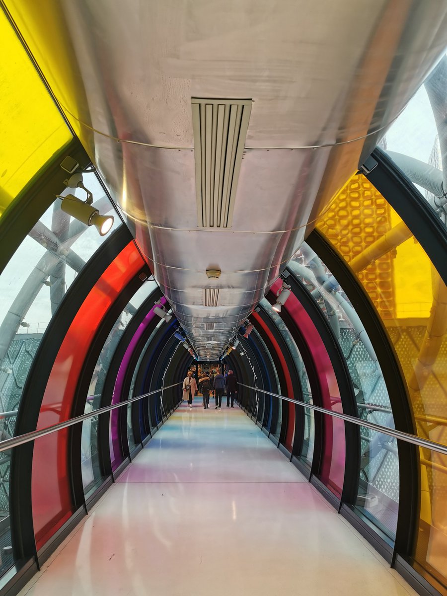FrdricCostes's tweet photo. Les couleurs pop du centre commercial de Beaugrenelle m'ont ravi la rétine après mes exercices aquatiques : deux coupoles aux verrières diffractent la lumière, la passerelle de verre a un air de Piet Mondrian et l'escalator du magasin Nike a copié celui de Beaubourg. https://t.co/nfNuZmROMV