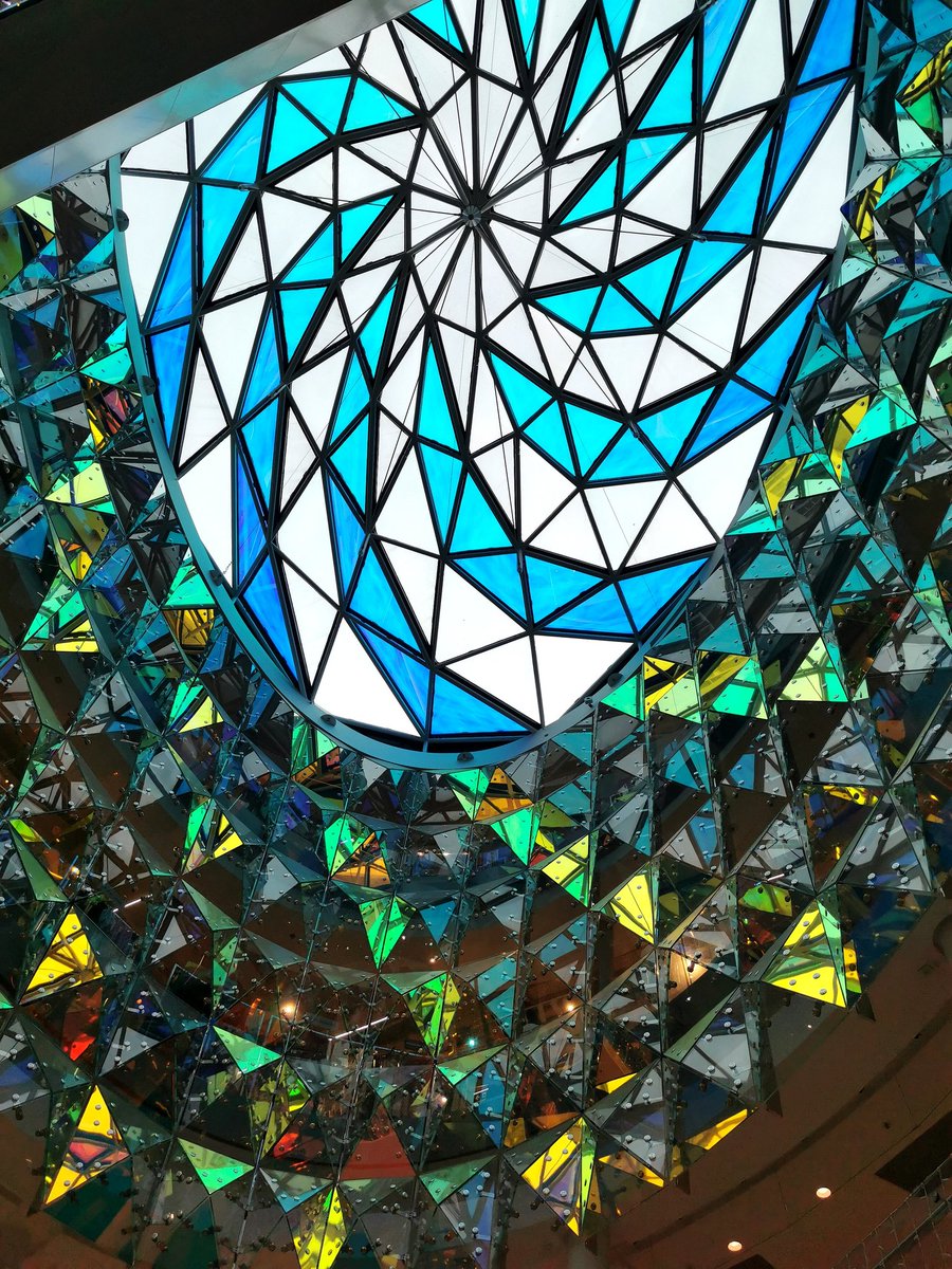 FrdricCostes's tweet photo. Les couleurs pop du centre commercial de Beaugrenelle m'ont ravi la rétine après mes exercices aquatiques : deux coupoles aux verrières diffractent la lumière, la passerelle de verre a un air de Piet Mondrian et l'escalator du magasin Nike a copié celui de Beaubourg. https://t.co/nfNuZmROMV