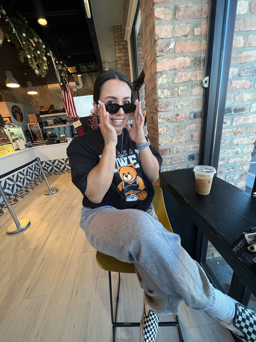 michellleee333's tweet photo. laughing at how much of a shit show 2022 was 😀 https://t.co/Did1rbytjx