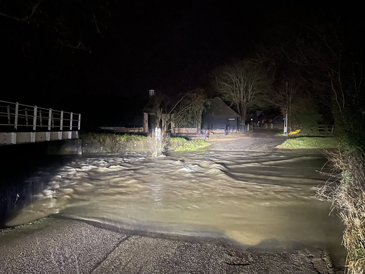herts boat rescue on Twitter "Water levels are still rising at 