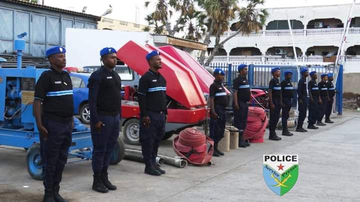 P_N_Djibouti's tweet photo. ⛔️Selon les prévisions météorologiques annonçant des fortes pluies diluviennes dans notre pays, la Direction Générale de la Police Nationale a préparé un fort dispositif pour parer à d’éventuelles inondations.
☔️la #Police , toujours prête à intervenir pour aider nos concitoyens! https://t.co/Mukgrkmexr