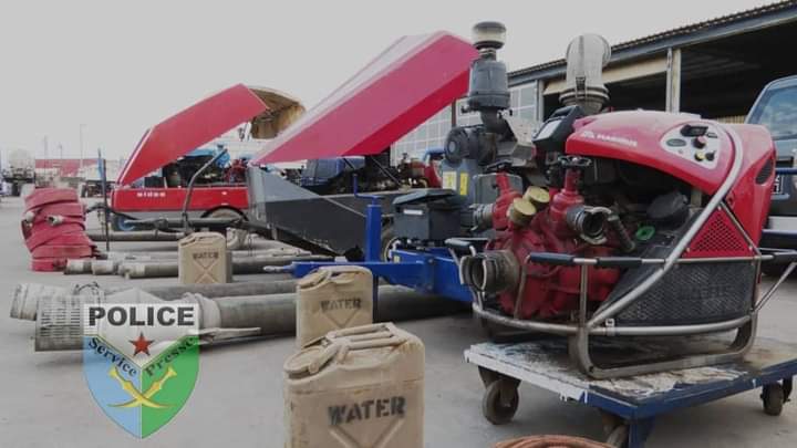 P_N_Djibouti's tweet photo. ⛔️Selon les prévisions météorologiques annonçant des fortes pluies diluviennes dans notre pays, la Direction Générale de la Police Nationale a préparé un fort dispositif pour parer à d’éventuelles inondations.
☔️la #Police , toujours prête à intervenir pour aider nos concitoyens! https://t.co/Mukgrkmexr