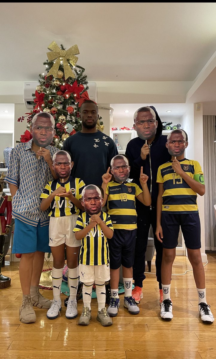 EnnerValencia14's tweet photo. Gracias 2022 un año de mucho aprendizaje, Feliz año nuevo 🎊🎆🎈 bendecido 2023… https://t.co/2TGesmEjgI