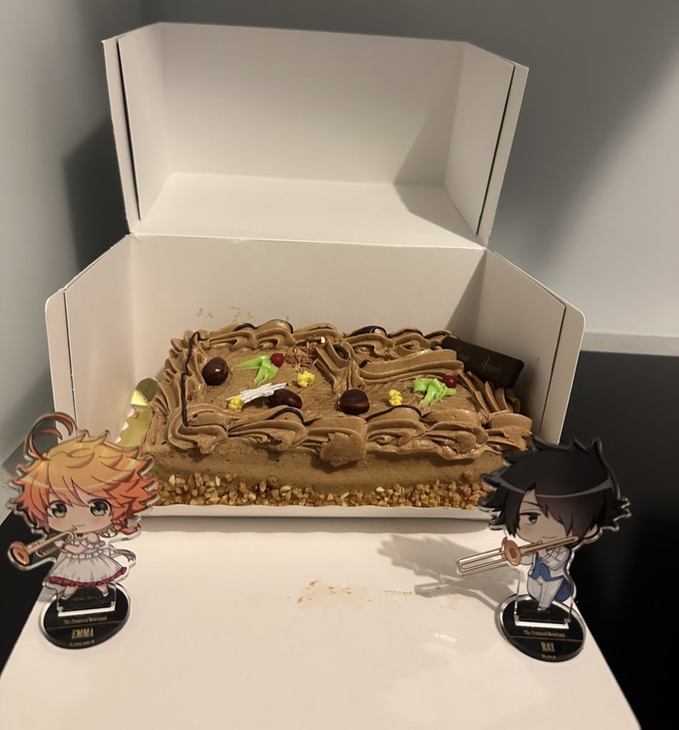 herya06's tweet photo. Bon #reveillon to all ! 🥳🎉🎊🎵😉 #NouvelAn #NouvelleAnnée #nouvelleannee #31december #31Desember #buche #レイエマ #約ネバ #約束のネバーランド https://t.co/hIxwfc8Wgw