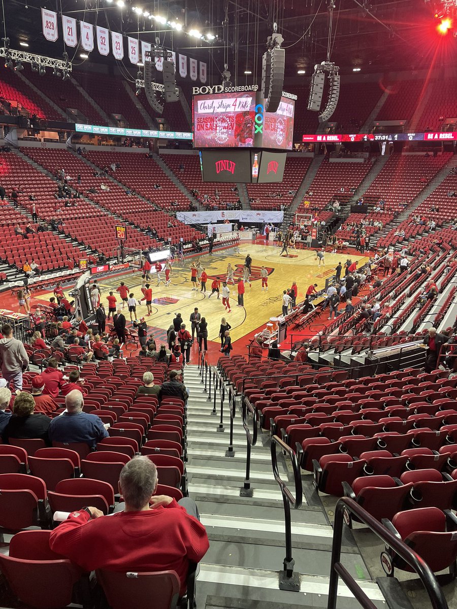 LVayoumans's tweet photo. I still get goose bumps walking in this building for a game.  I hope my kids get to experience the atmosphere this place had in the 90’s https://t.co/5xq6okzrGK