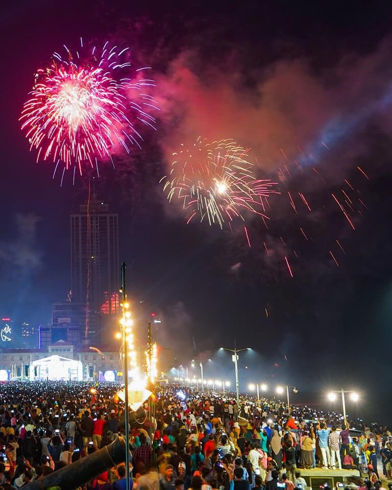 news_cutter's tweet photo. 2023 - New Year Celebration At Colombo Galleface 🇱🇰
📸 Thilina Kaluthotage
#HappyNewYear #welcome2023 #HappyNewYear2023 #LKA #SriLanka #2023NewYear #NewYearSL #StaySafe https://t.co/aN3rgfAPD8
