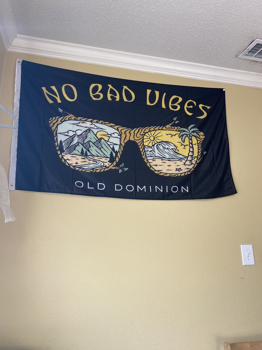 CheerMom77's tweet photo. cleaning and decorating my office   i think its done! nothing else needed #nobadvibes #HappyNewYear @OldDominion https://t.co/SQiLDGwjf6