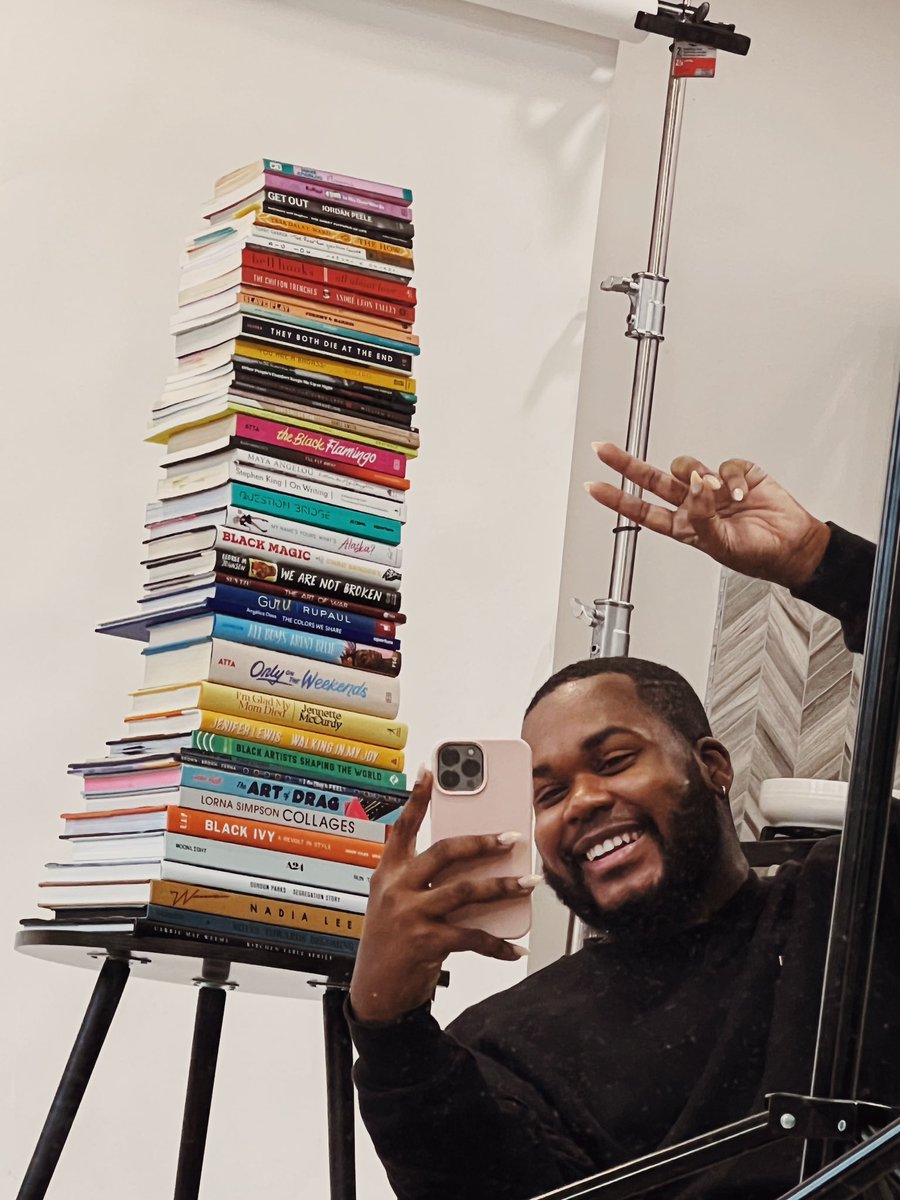 erichartjr's tweet photo. me and the books i read this year :) https://t.co/ScH4mgBsES