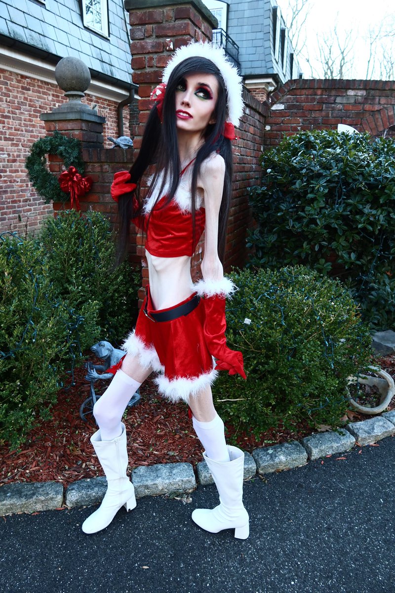 Eugenia_Cooney's tweet photo. goodbye 2022 🎄✨ https://t.co/TIg3oQ1T3J