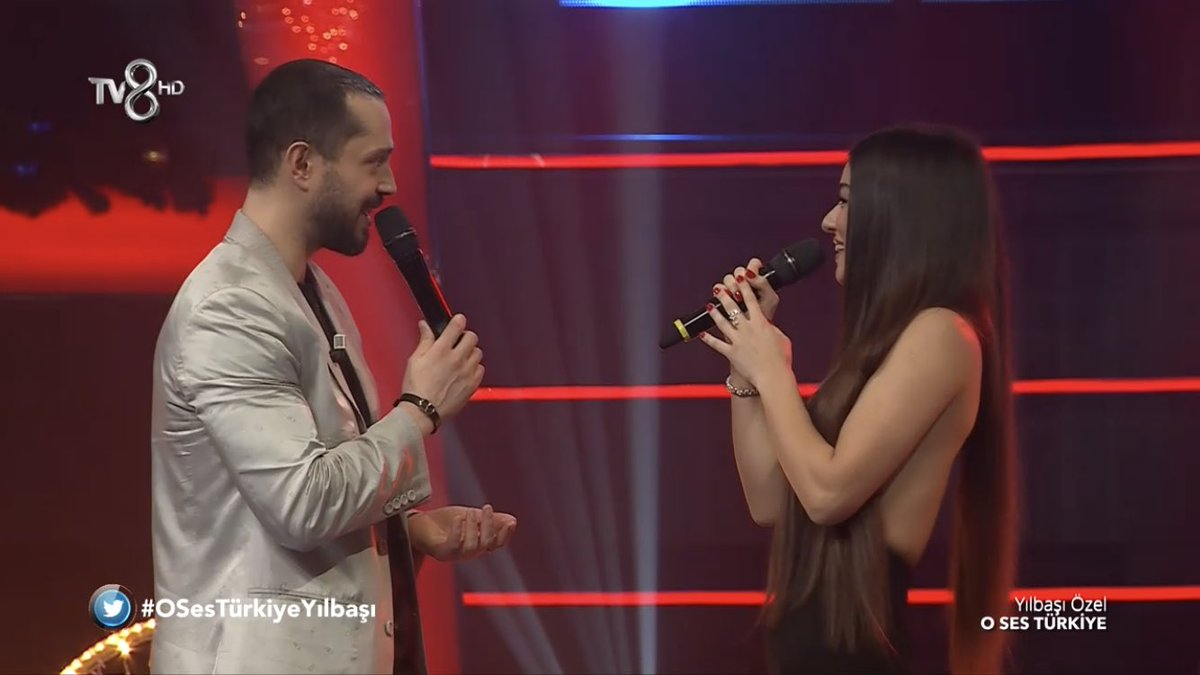 MuzikveTV's tweet photo. Bu aşk değil de ne? 💘

#OSesTürkiyeYılbaşı
#MuratBoz #AyçaAyşinTuran https://t.co/NLUVVM8pX4