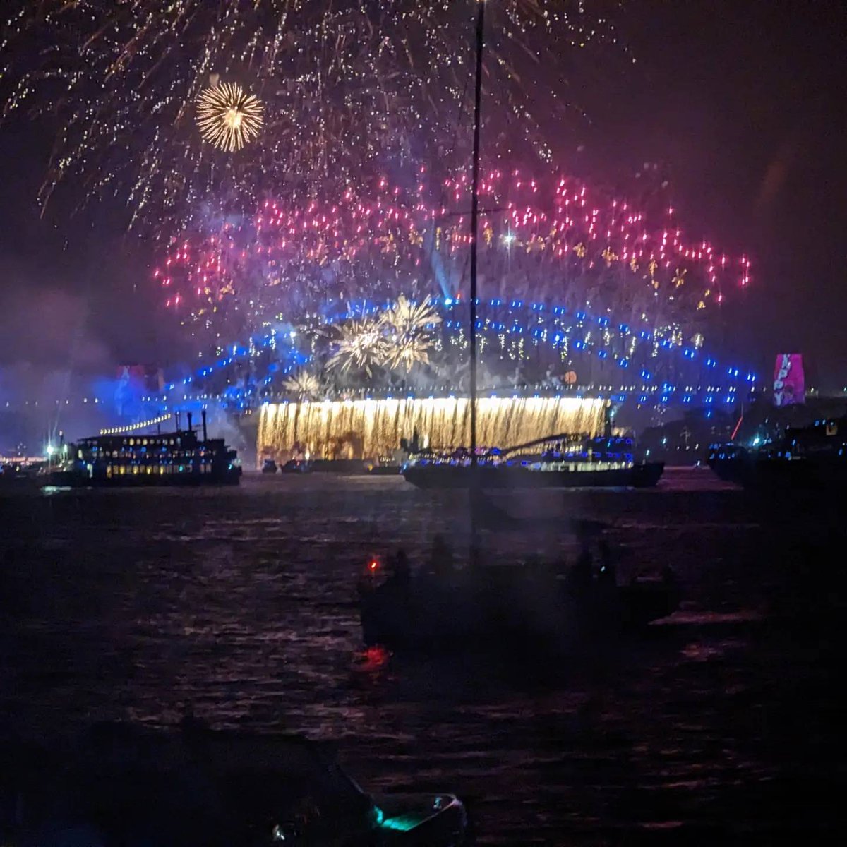 boatingoau's tweet photo. Amazing scenes on Sydney Harbour as 1 million people welcome in the new year https://t.co/NvbbHIY950
