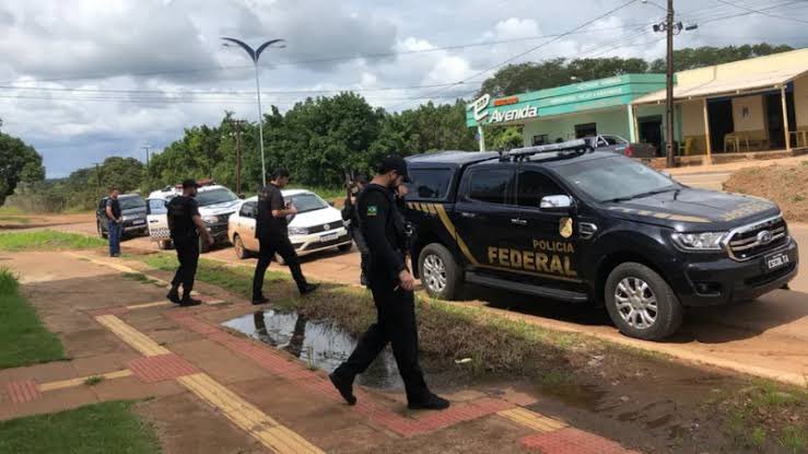 Todos se lembram dos bolsonaristas que impediram que um pai passasse pelo bloqueio com os seus filhos, um precisando fazer cirurgia no olho. Que fique cego’, disse o bolsonarista ao pai. Hoje foram presos três envolvidos e poderão pegar até 10 anos de cadeia. Bem feito!