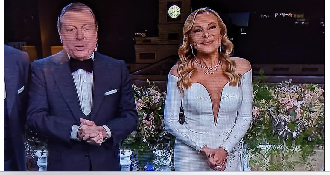 TvPlataforma's tweet photo. Reivindicamos la sobriedad de @La1_tve frente al mercadeo de @antena3com con el embarazo de Pedroche y el morbo de su desnudo. ¡Bochorno de @CristiPedroche y elegancia de Ana Obregon a pesar de @LosMorancos 👇 https://t.co/8w7pX5c7UX