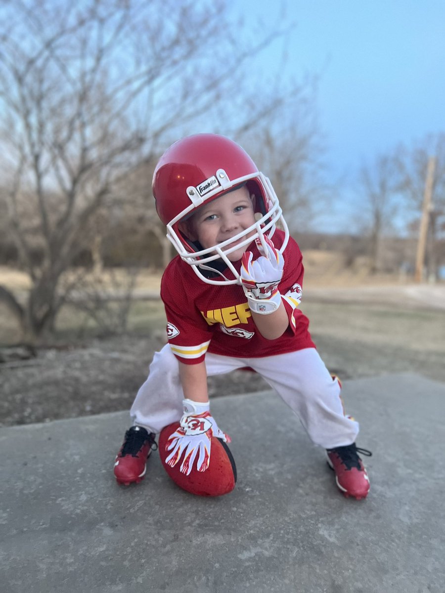 kmg_410's tweet photo. @Chiefs your newest recruit is ready to go! 🙂 https://t.co/JVGWycOiKa