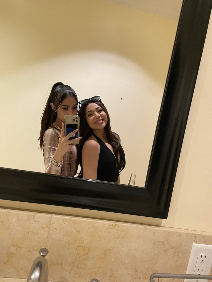 lyxxacampos's tweet photo. 2022 Milestones: 
-Twitch Partner 
-Faze Top 100
-COD Next Event 
-GFuel Partner
-HyperX Partner 
-Battlenet Front Page 
-Front Page of Twitch 
-Joined @OTFgaming 
-Made incredible creator friends

none of these would have been possible without you, thank you so much❤️🥳 https://t.co/AF9IAOPJZp
