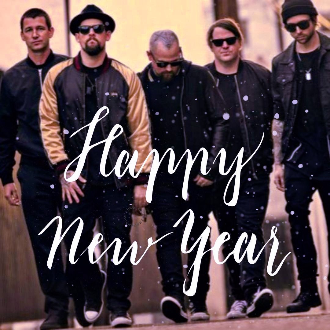 MaddenBrosTeam's tweet photo. A great New Year's Eve for you and your whole family. ๐ฅ๐โญ
@GoodCharlotte @ButterworthDean @JoelMadden @benjimadden @BigPaulThomas @TheBillyMartin @MDDNco @Veeps #goodcharlotte #JOELMADDEN #BigPT #thebillymartin #DeanButterworth #benjimadden #felizanonovo #HappyNewYear https://t.co/8OPOiyQbIo