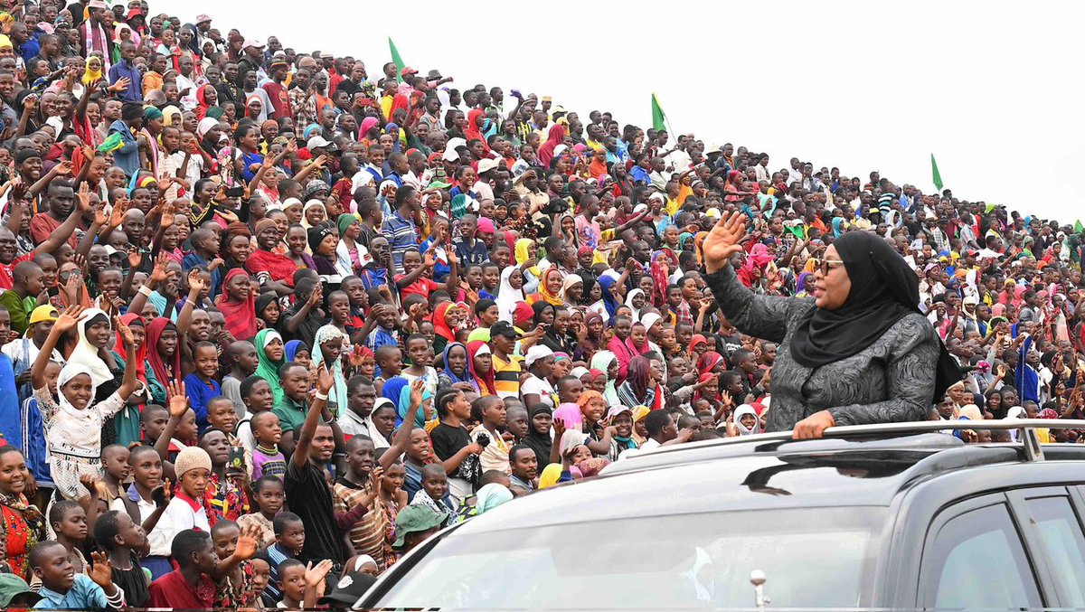 SuluhuSamia's tweet photo. Namshukuru Mwenyezi Mungu kwa kutujaalia kuiona siku ya leo tunapoiaga 2022 na kuukaribisha Mwaka Mpya wa 2023. Kama Taifa, tunaiaga 2022 tukiwa wamoja, wenye amani na tuliopiga hatua kubwa kimaendeleo. (1/2) https://t.co/eSXQdfwBUp