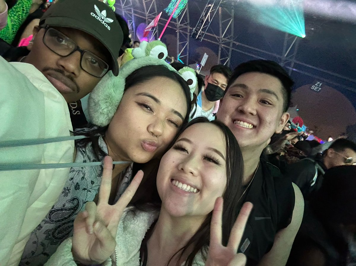 real_raeB's tweet photo. Ex Valorant players meet up https://t.co/ItpeygtLvG
