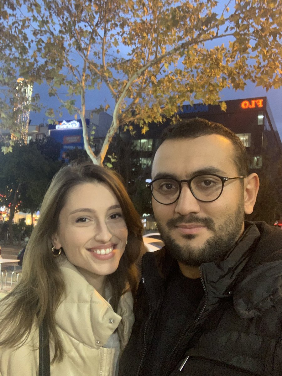 BerhanOzen's tweet photo. Geleneksel yılbaşı kutlama twiti 🕺🏽🎊🕺🏽 Böyle beraber olduğumuz nice mutlu, sağlıklı senelerimize @damlaozenc_  Herkese mutlu yıllar 🎊🎊 #2023NewYear https://t.co/wJhePgLhKj