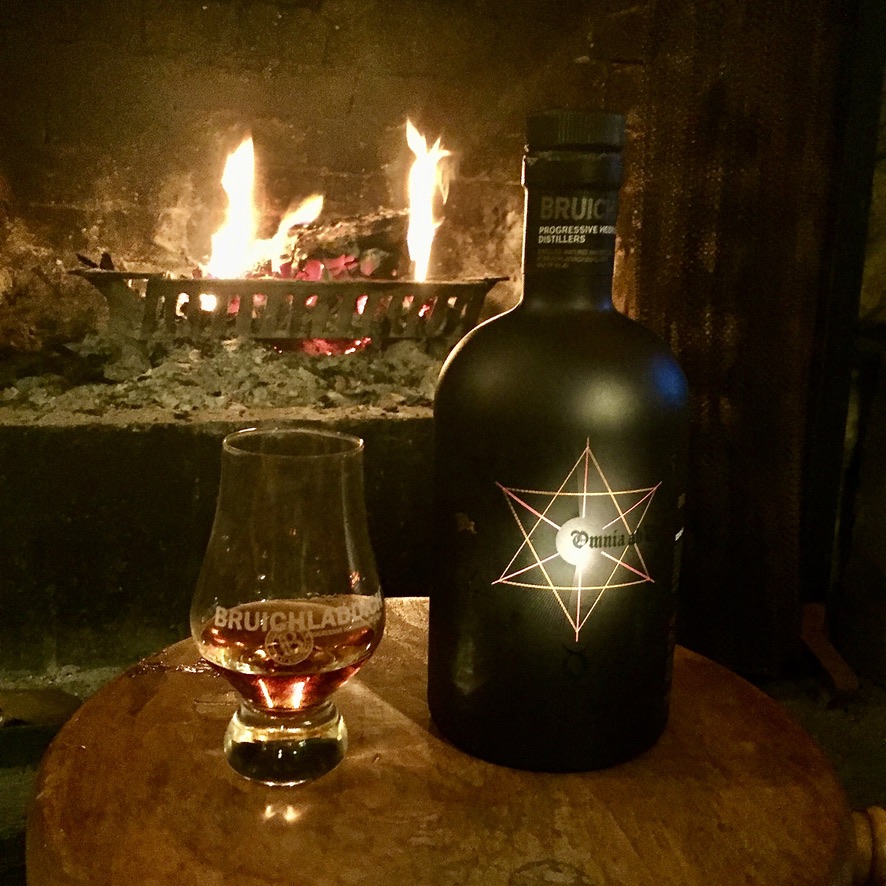 SurferWhisky's tweet photo. Mele Kalikimaka me ka Hau'oli Makahiki Hou!
#Christmas night special dram by the fire on a dreich night was @Bruichladdich magic - Black Art 6.1 26yr 1990. Fabulous! A present from a good friend. #glencairn glass courtesy of @Wateroflifefilm. Slàinte! 🥃
#whiskymagic #mauimalts https://t.co/408tZcaD4b