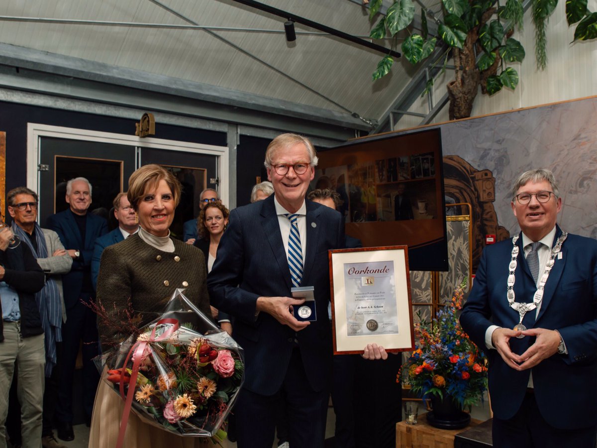 Het begon met de verkiezingen in maart 2014 samen met mijn moeder en jongste zoon naar de stembus in Vierpolders. Het eindigde met een handtekening in het Gouden Boek van Brielle.
En het afscheid met de Erepenning van de Stad Brielle uitgereikt door burgemeester Gregor Rensen.