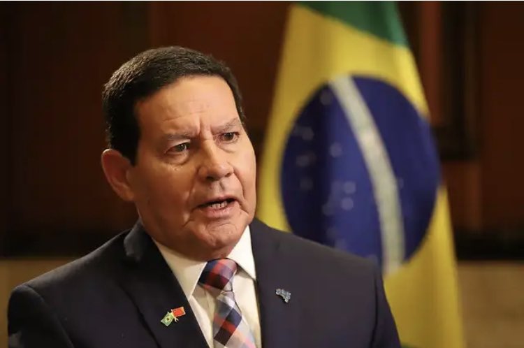 DanjelBigHouse's tweet photo. Será que o @GeneralMourao convocou toda a imprensa de Rádio e Televisão, por um decreto, para dizer "Feliz Ano Novo"? Será? 🤔
Me conta aki o q vc acha 👇👇 https://t.co/EKWDG2YjOZ