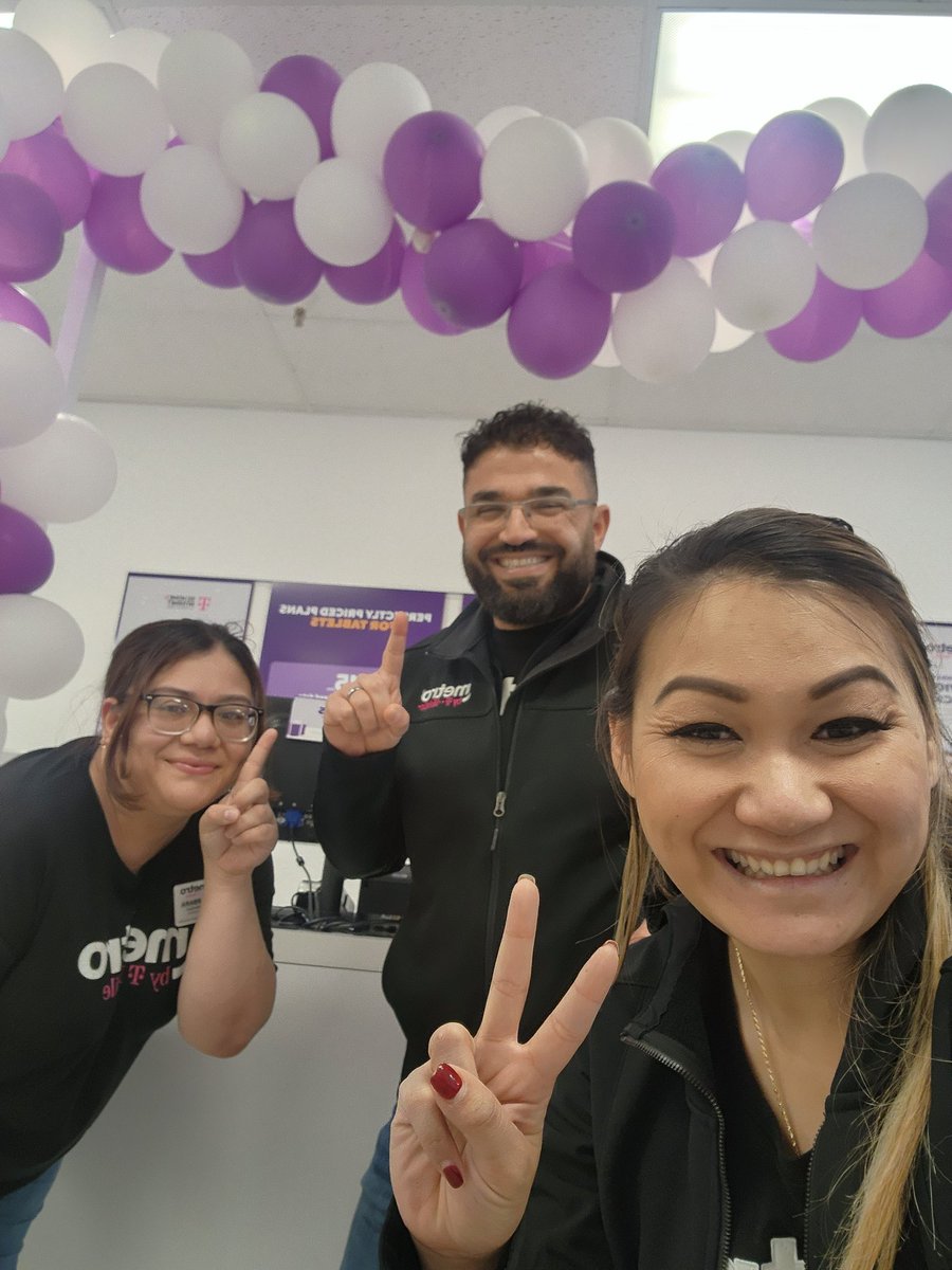 With the Number 1 team on this rainy day! Nothing is stopping them from being the best in what they do! <a href="/JamesLeeWW/">James Lee</a> @pete_villalba <a href="/_nmontalban/">Nicole Montalban</a> <a href="/cemelton23/">Carmen Melton</a> @miguel_ram77 <a href="/Ariel_Aragon1/">Ariel Aragon</a> <a href="/CoachBookt3/">Booker Perry III</a>