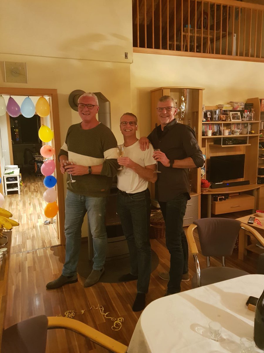 FestiMobil's tweet photo. Die Festie’s wünschen euch allen einen guten Rutsch ins neue Jahr ! 🎉🎊🍻🍷Bleibt gesund and don‘t forget to Rock’n’Roll 🤘🤘#FestiMobil #HappyNewYear2023 https://t.co/PwLNiMqhJJ