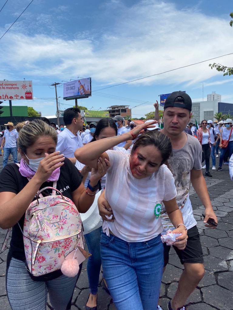 AdriAeroshk's tweet photo. #Bolivia continúa la represión contra el pueblo cruceño, agrediendo gasificando a la población la cual tiene derecho a la protesta, jóvenes,niños y mujeres. Esto está orquestado por el dictador Maduro,ya que llegó un avión proveniente de Venezuela. #IzquierdaMiserableYTerrorista https://t.co/GQI1ffVfPB